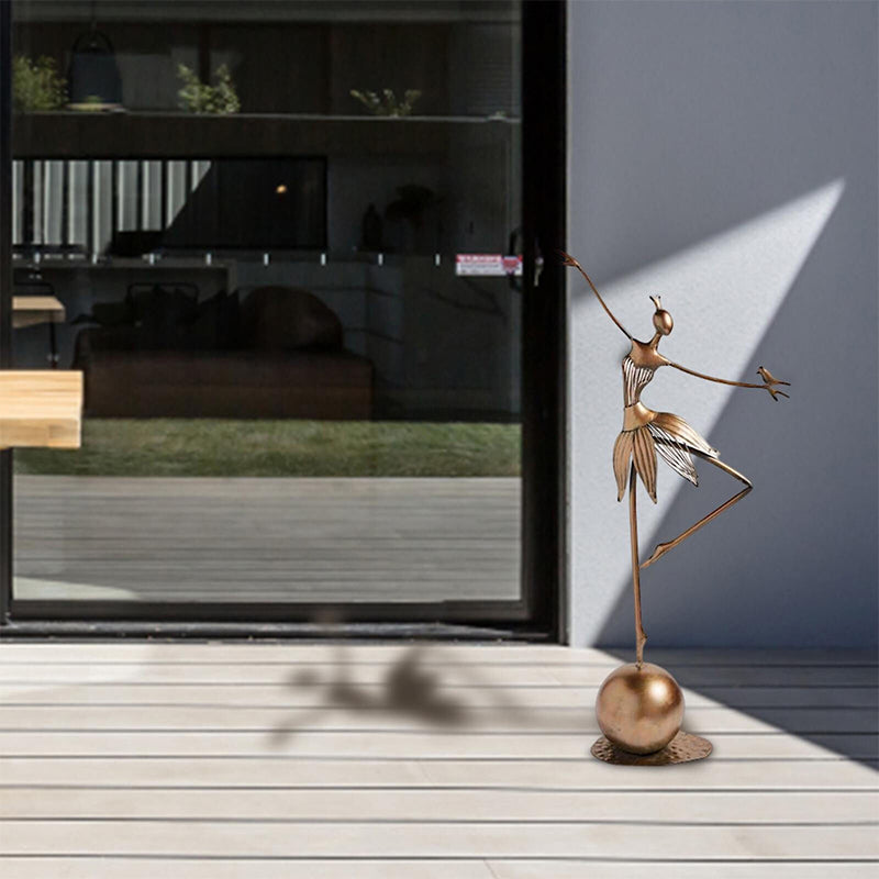 Sjarmerende dansende hagejente