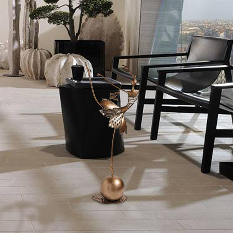 Sjarmerende dansende hagejente