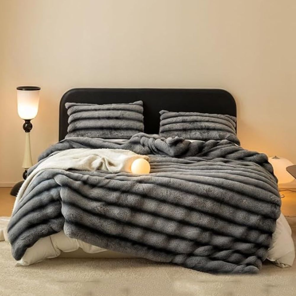 Rynket pledd i kaninimitert pels – Snow Dusk