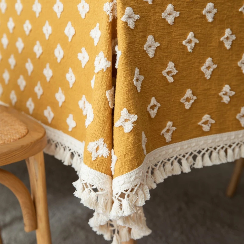 Allsidig gul duk med broderi og dusker
