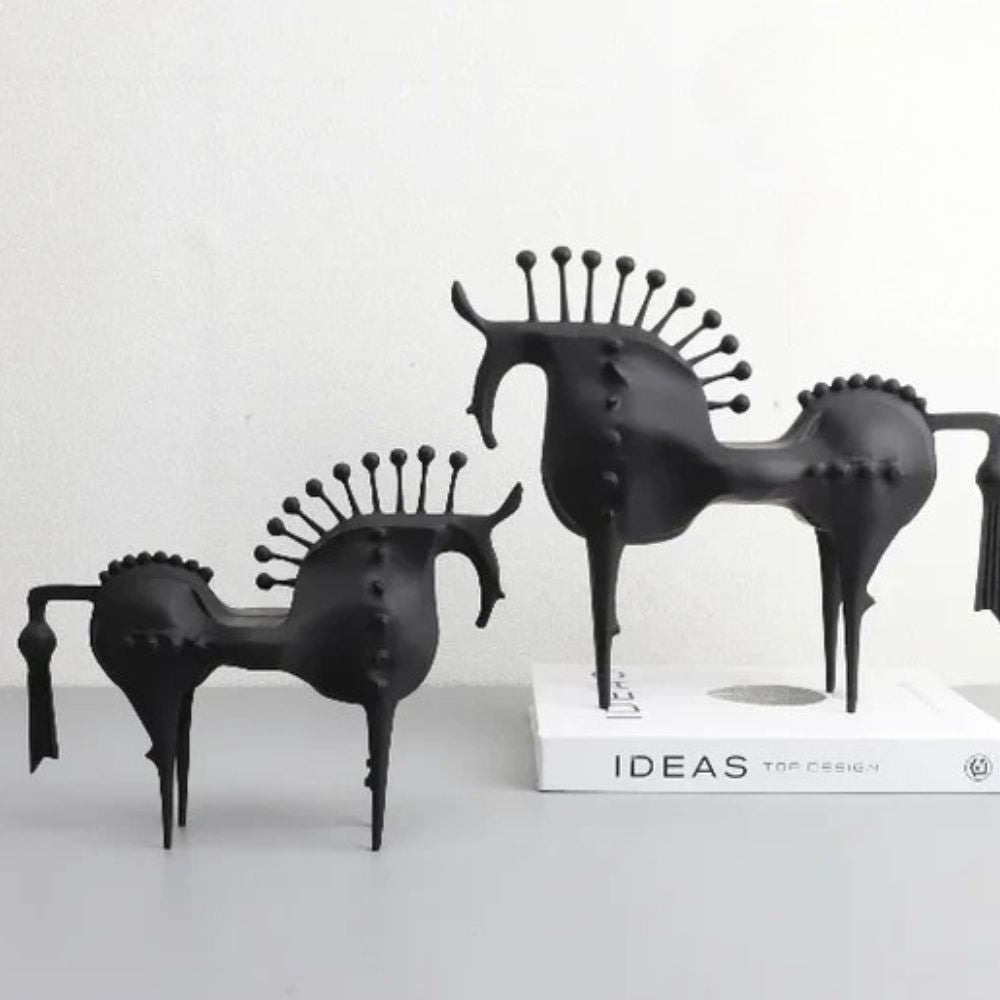 Metallskulptur av svart hingst – Liten