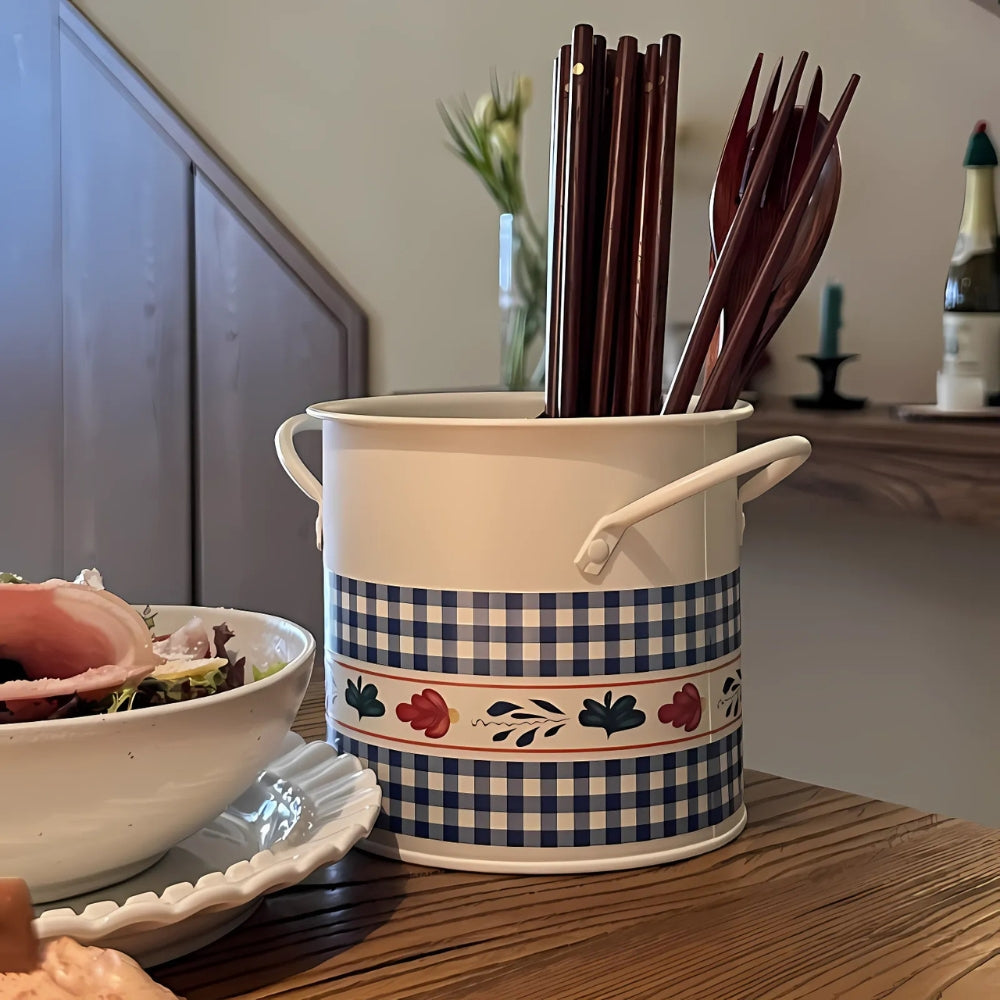 Redskapskurv med blomster og delelokk