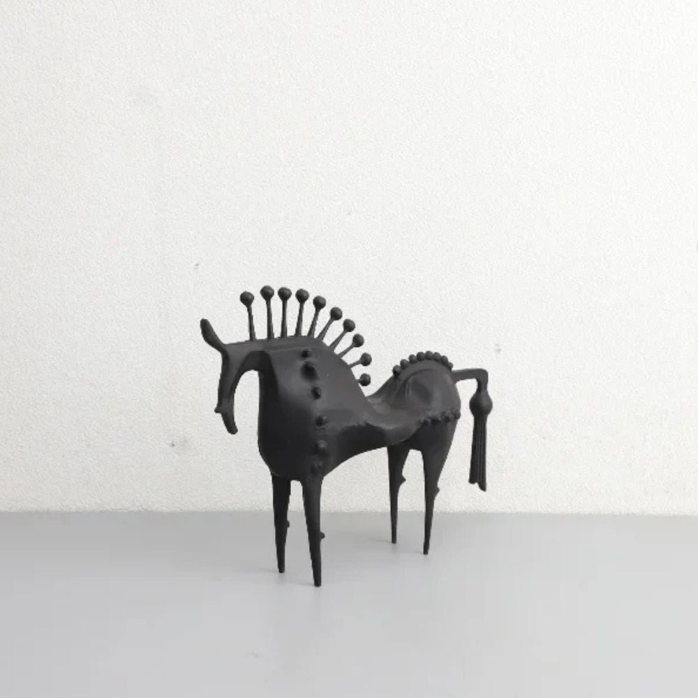 Metallskulptur av svart hingst