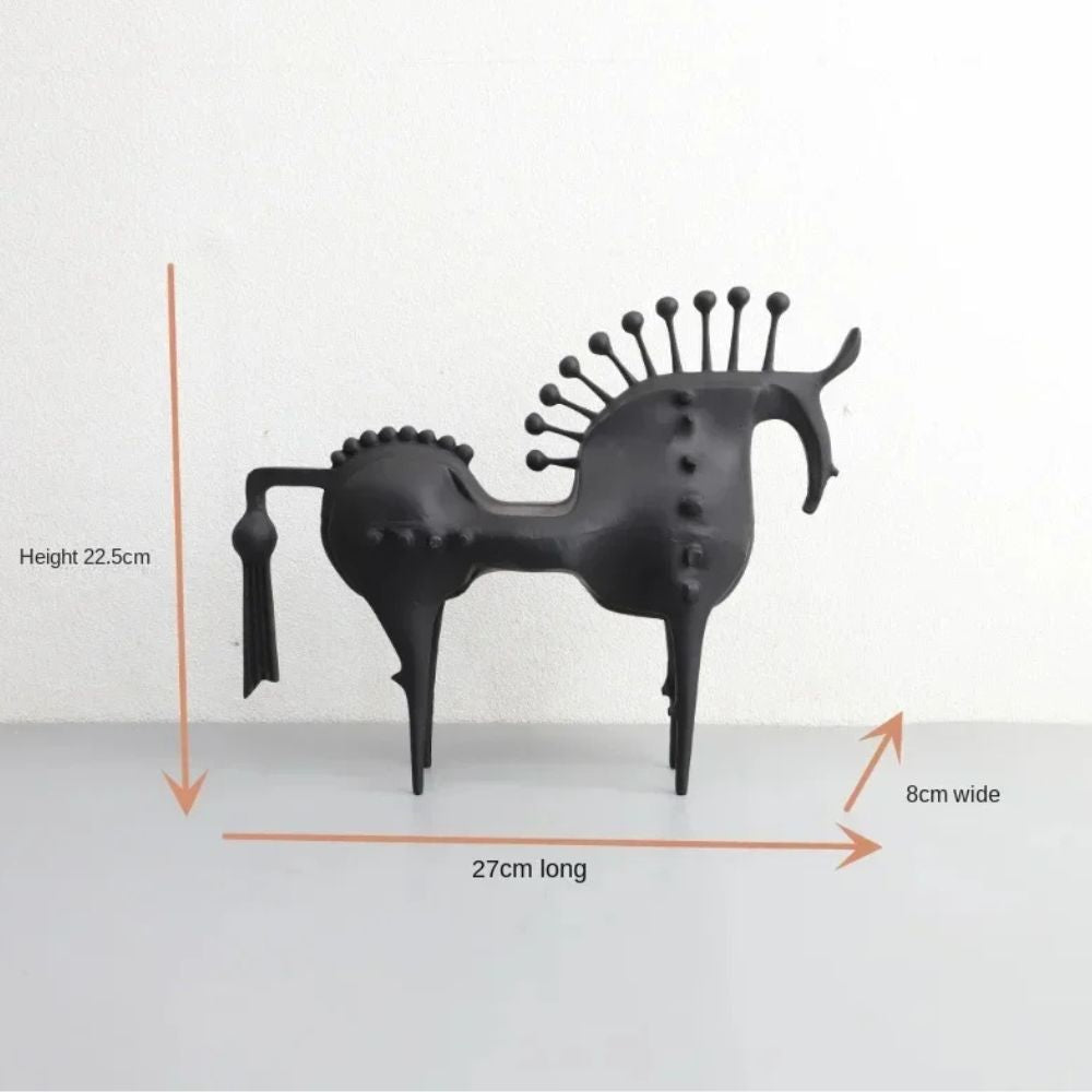 Metallskulptur av svart hingst