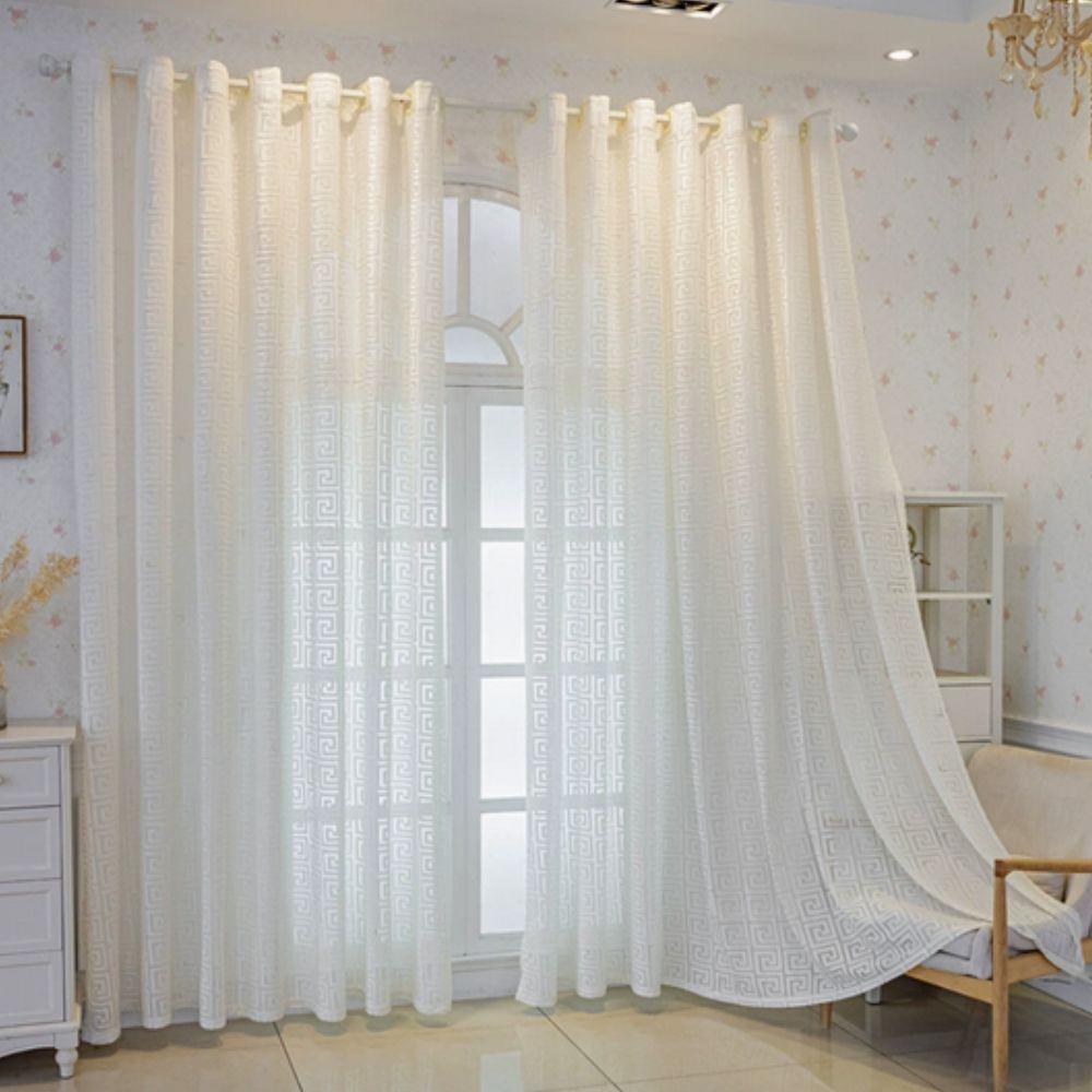 Brodert gardin med labyrintmønster