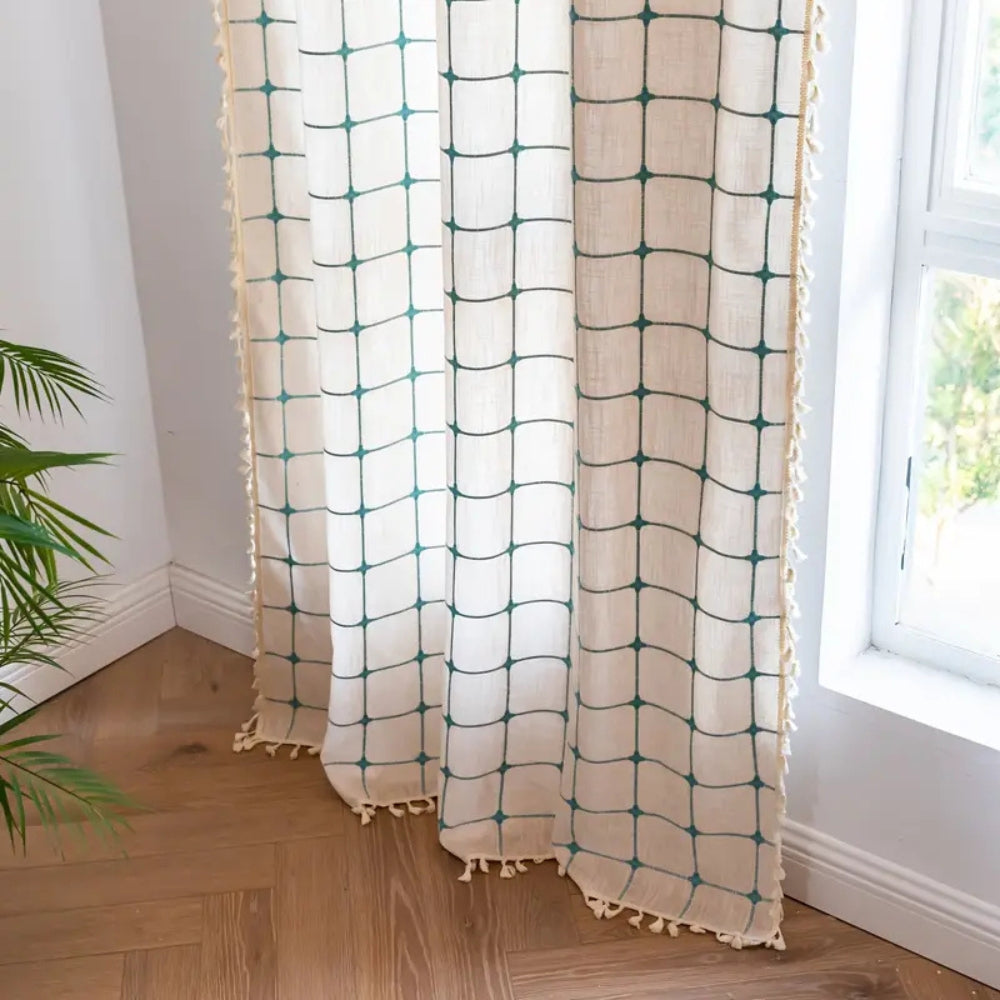 Turkis boho-gardin med gittermønster og dusker