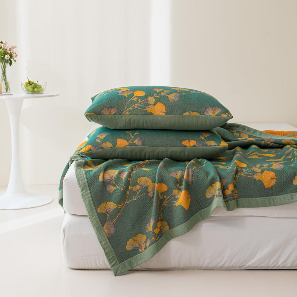 Vendbart sengeteppe med jacquard og ginkgoblader