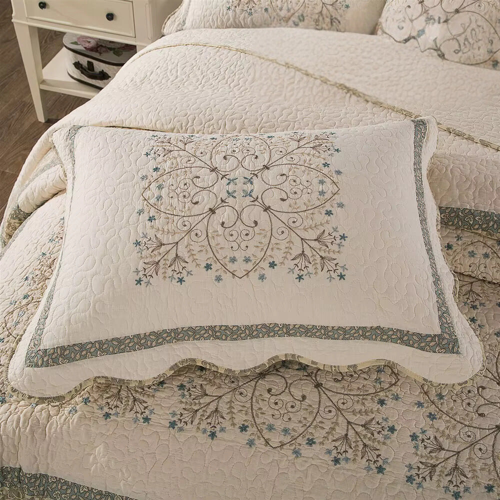Elegant sengeteppe med broderi og patchwork
