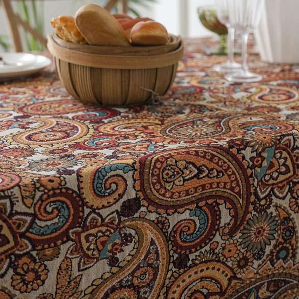 Duk med ravfarget paisley og dusker
