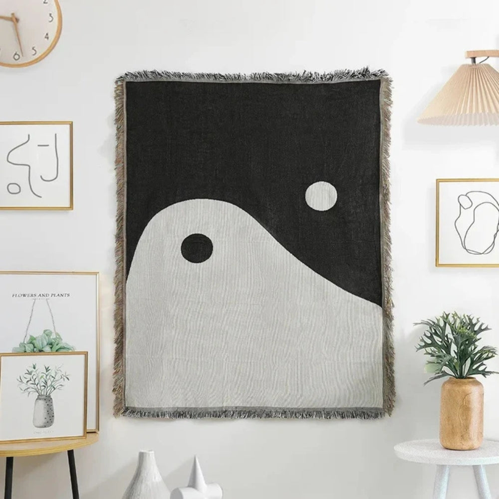 Kunstnerisk veggpledd med yin og yang