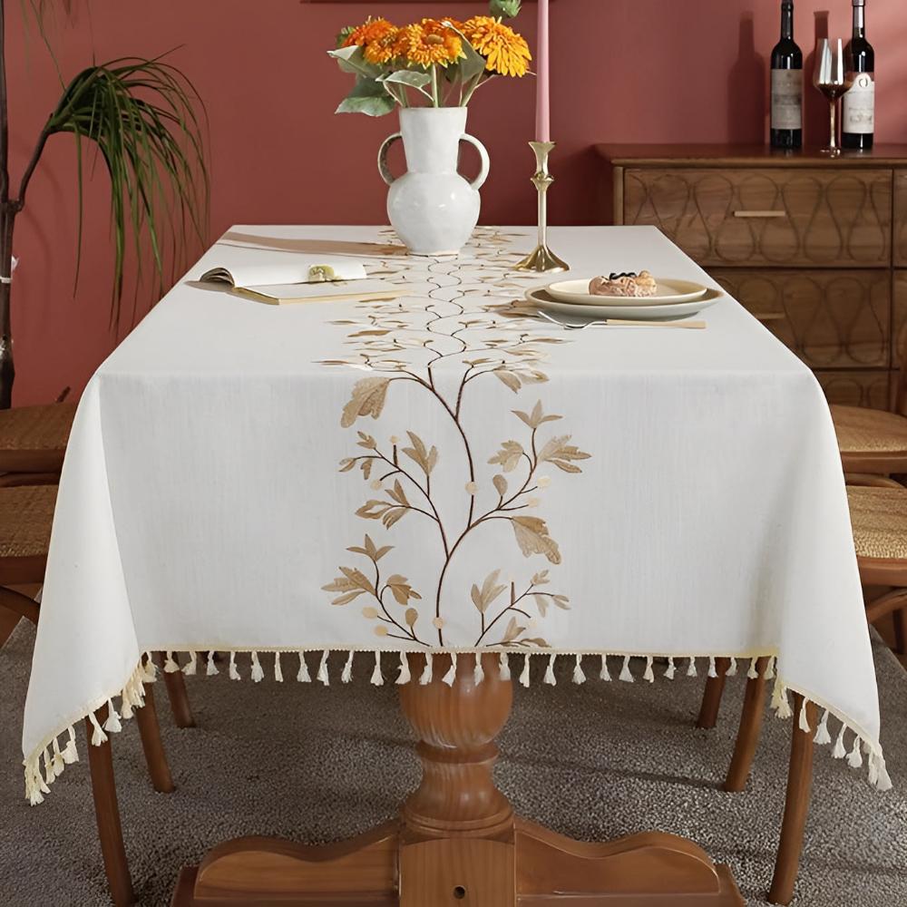 Broderet duk med blomster og dusker – 55"x55"
