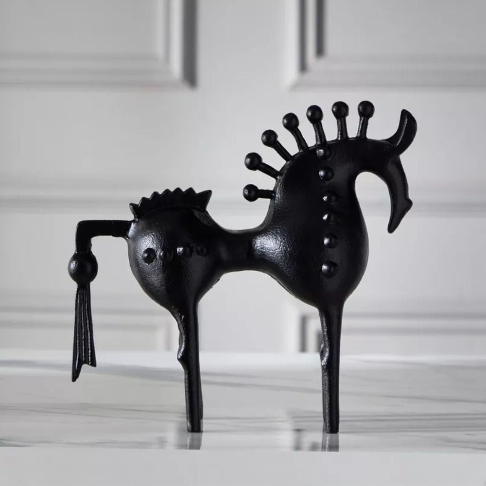 Metallskulptur av svart hingst