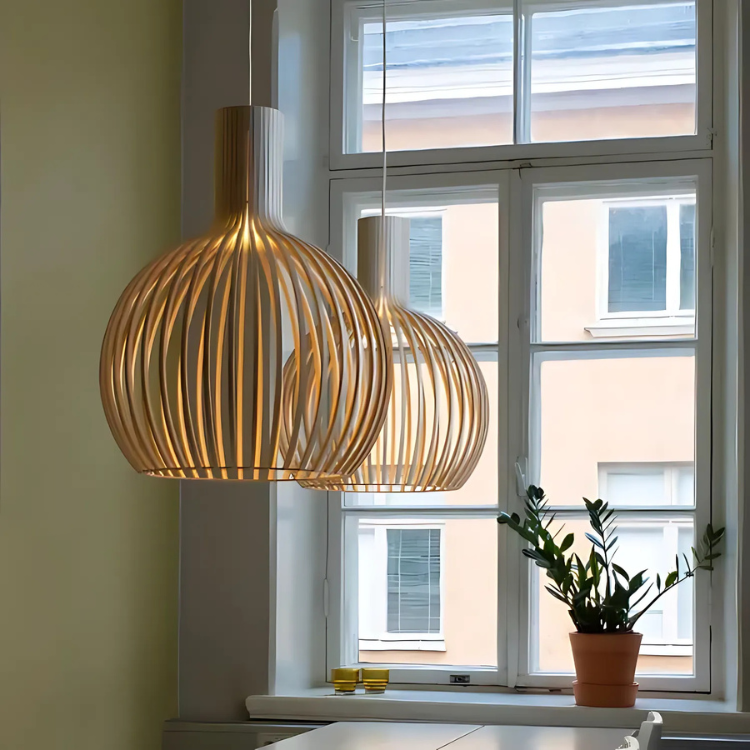 Håndlaget pendellampe i bambus med naturlig finish