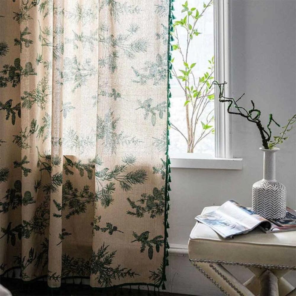 Gardin med grønne furugrener, fugler og dusker – Rod Pocket