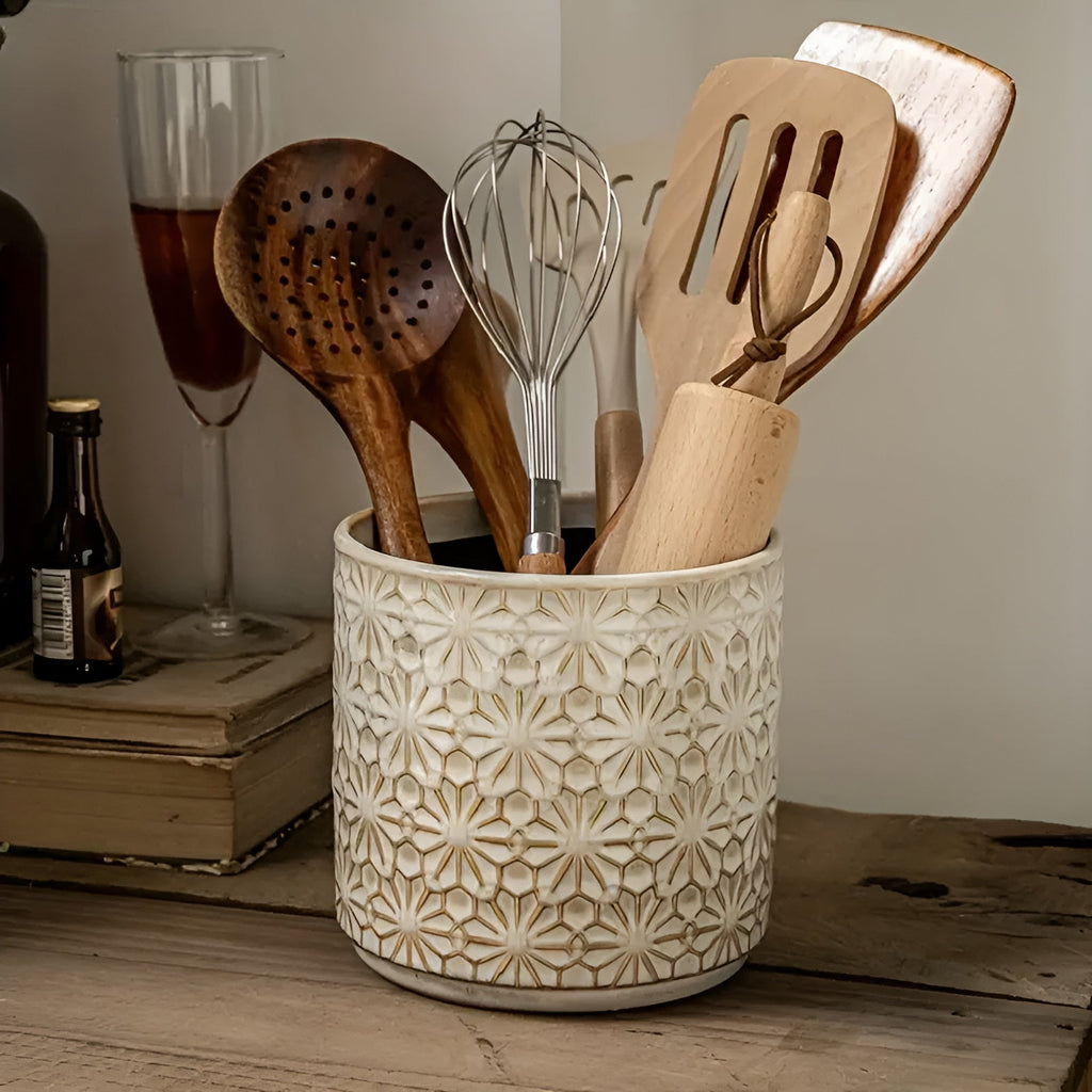 Redskapsholder i keramikk med blomstermotiv