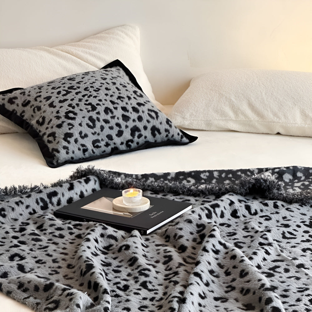 Frodig fleecepledd med leopardmønster