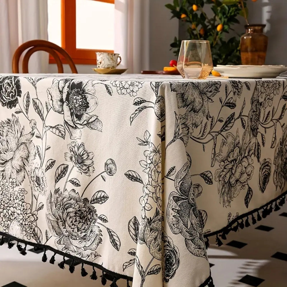 Svart landlig duk med blomster og dusker – 59"x59"