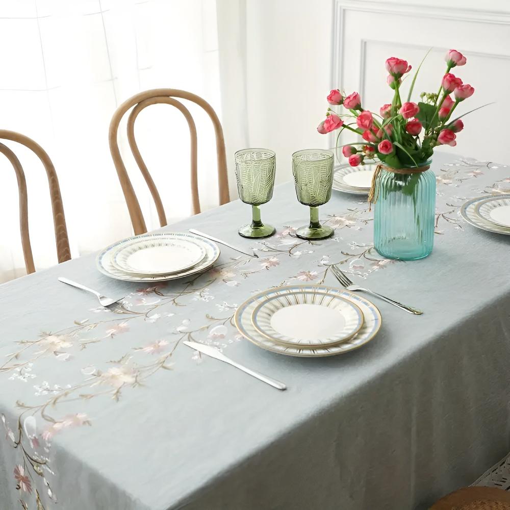 Elegant duk med vevde blomster