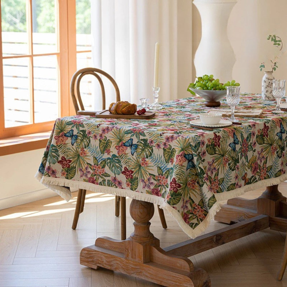 Utsmykket lin-duk med blomster