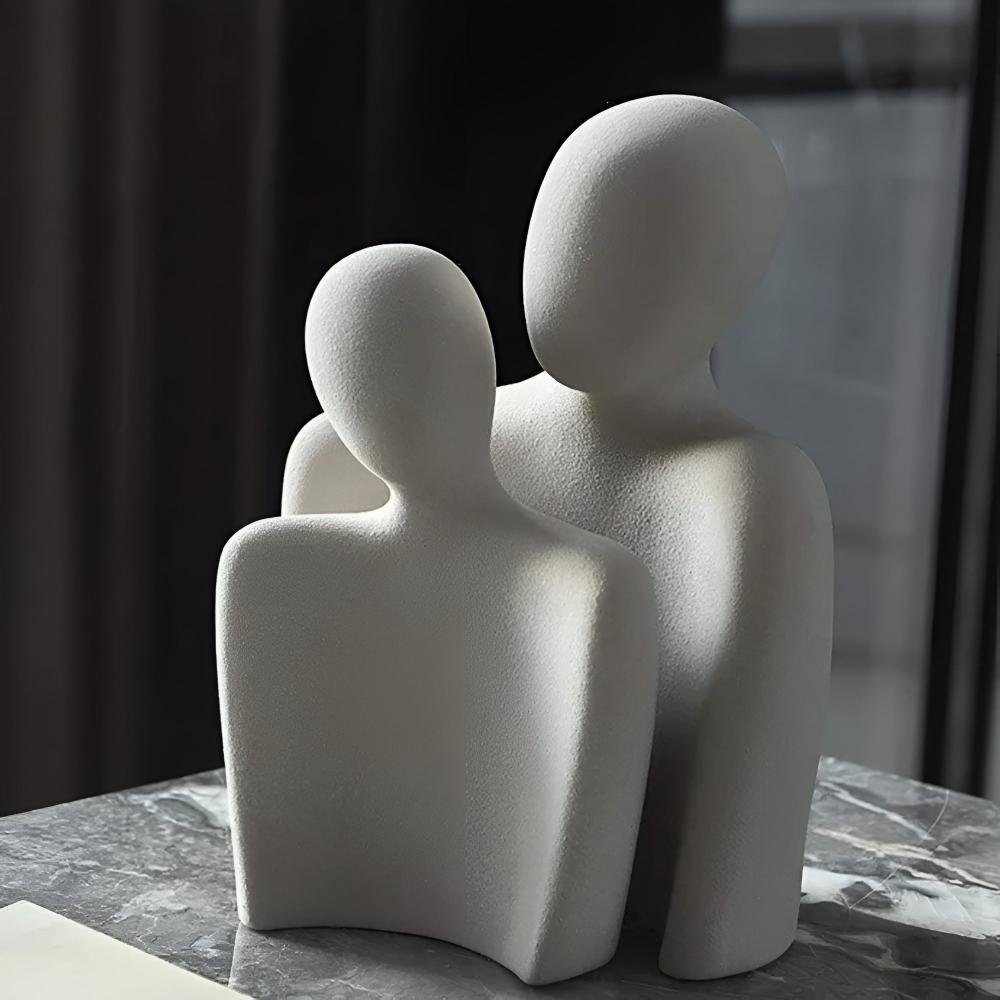 Romantisk keramikkskulptur av par