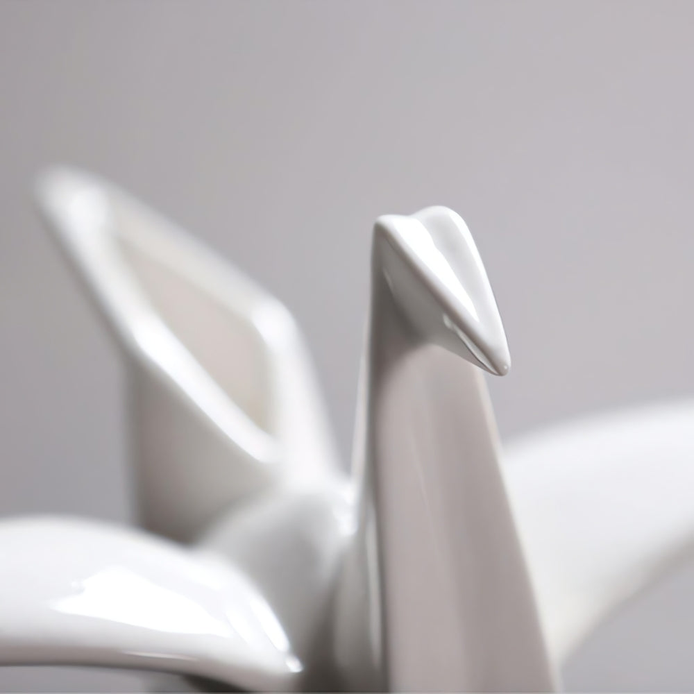 Origami-inspirert fugleskulptur i keramikk