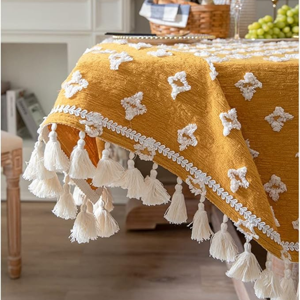 Allsidig gul duk med broderi og dusker