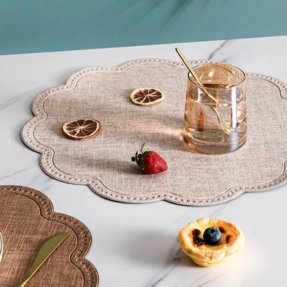 Vanntett bordbrikke med bølgekant – Beige Bliss