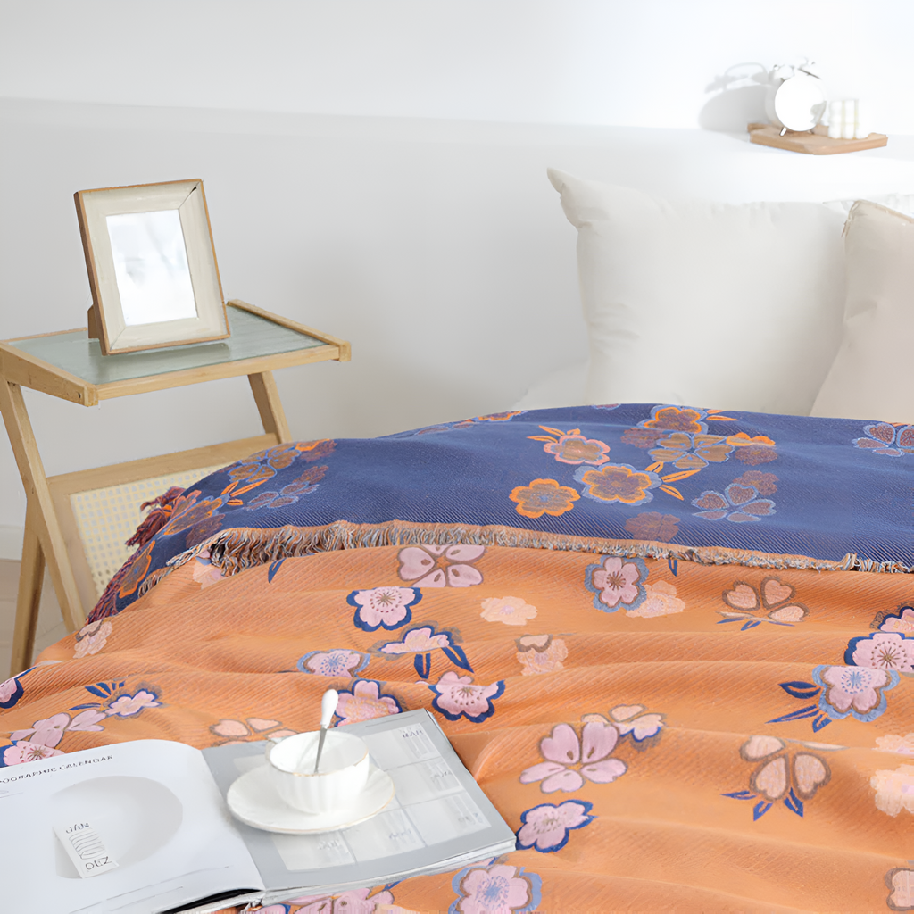 Pledd med blomstrende blomster og dusker
