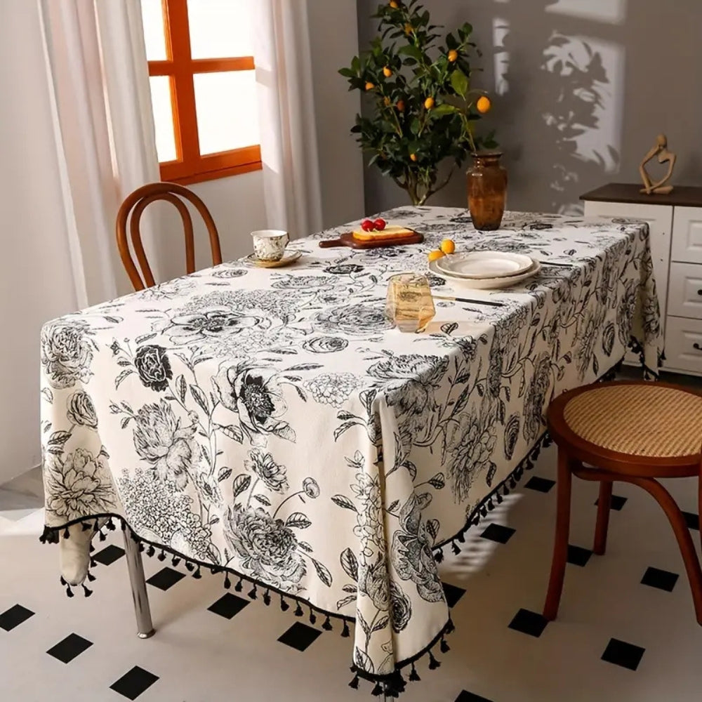 Svart landlig duk med blomster og dusker