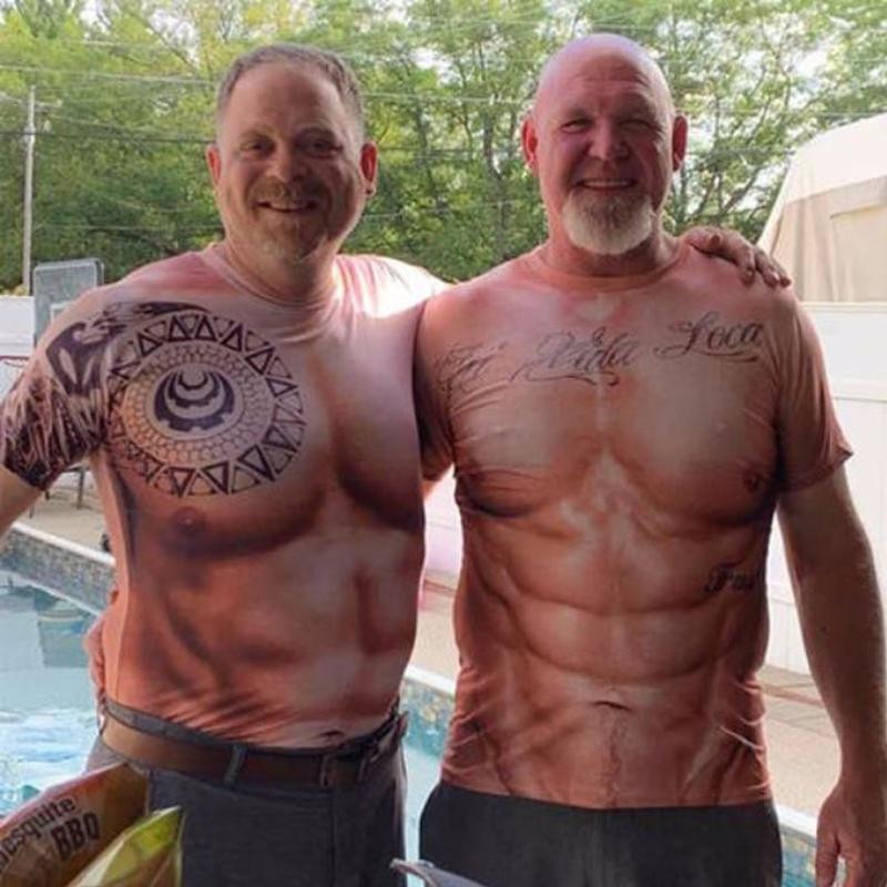 T-skjorte med falske muskler og tatovering