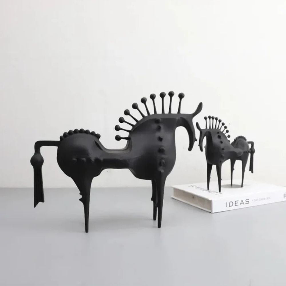 Metallskulptur av svart hingst