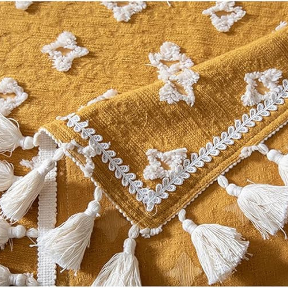 Allsidig gul duk med broderi og dusker