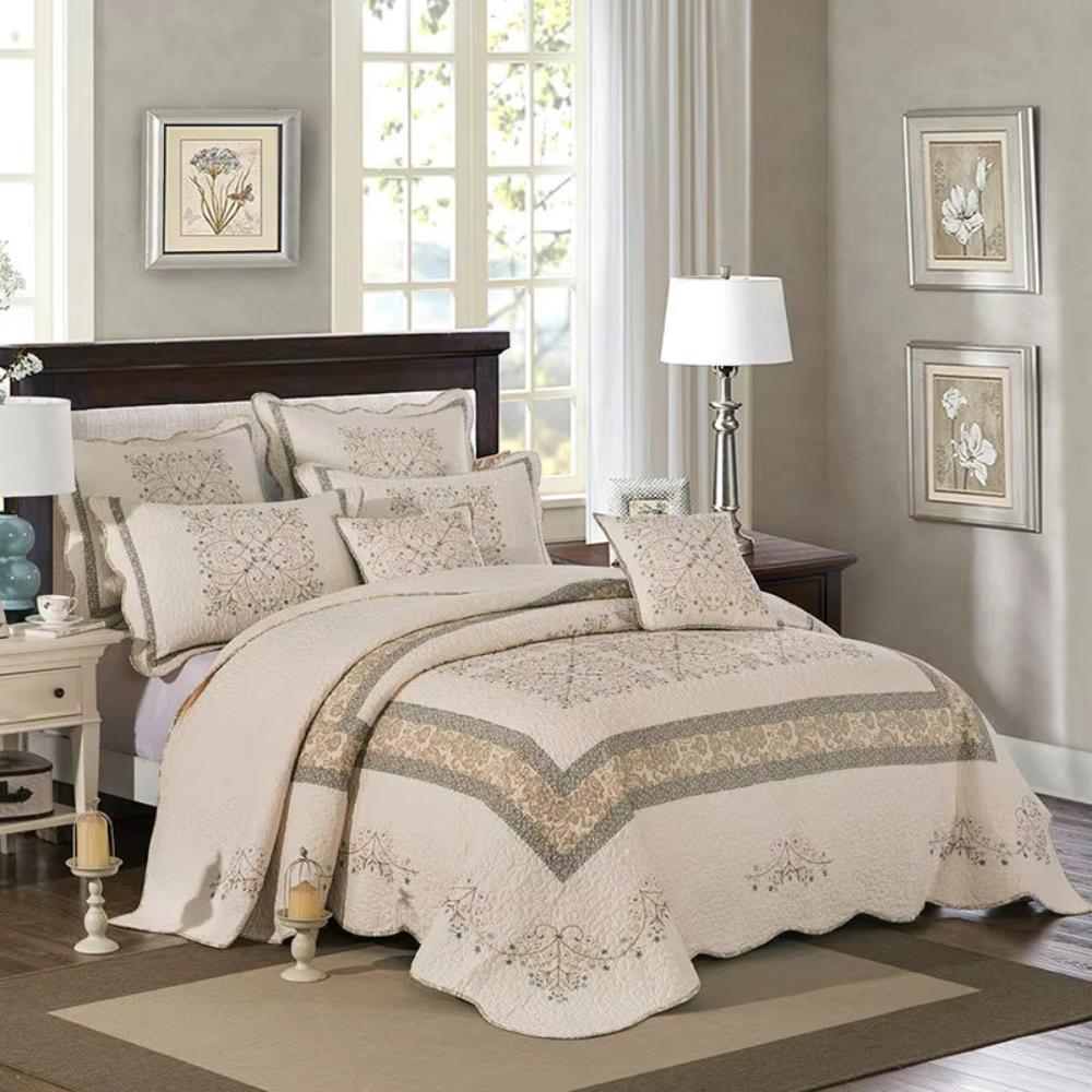 Elegant sengeteppe med broderi og patchwork – Queen