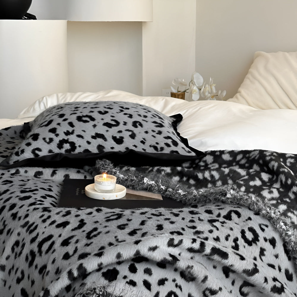 Frodig fleecepledd med leopardmønster