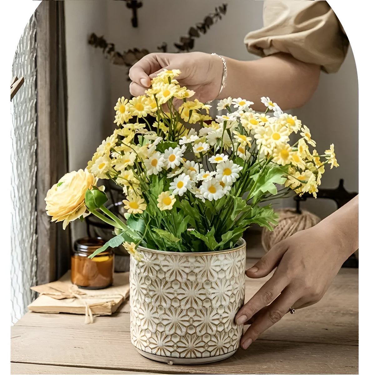 Redskapsholder i keramikk med blomstermotiv