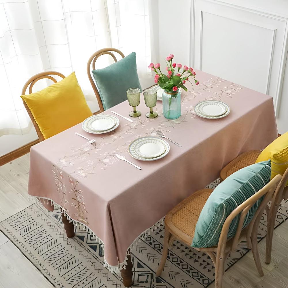 Elegant duk med vevde blomster