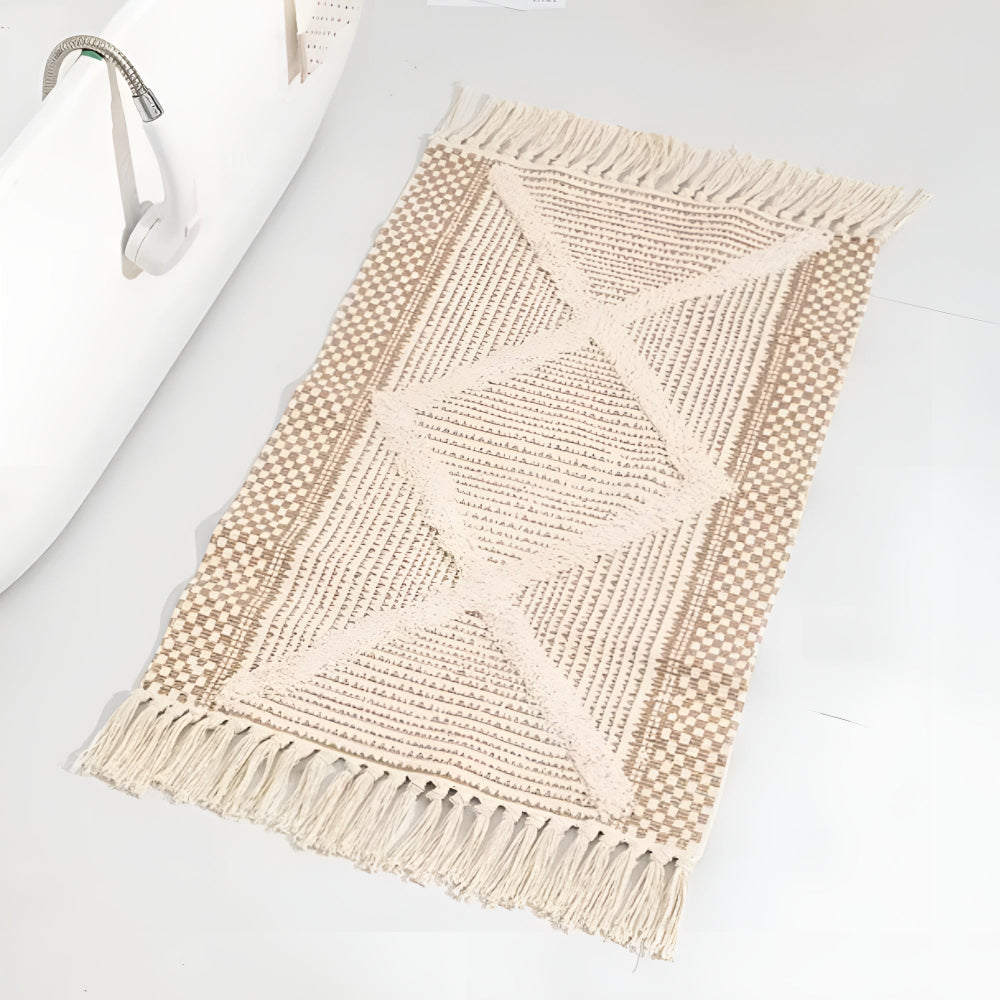 Beige teppe med tekstur, frynser og dusker