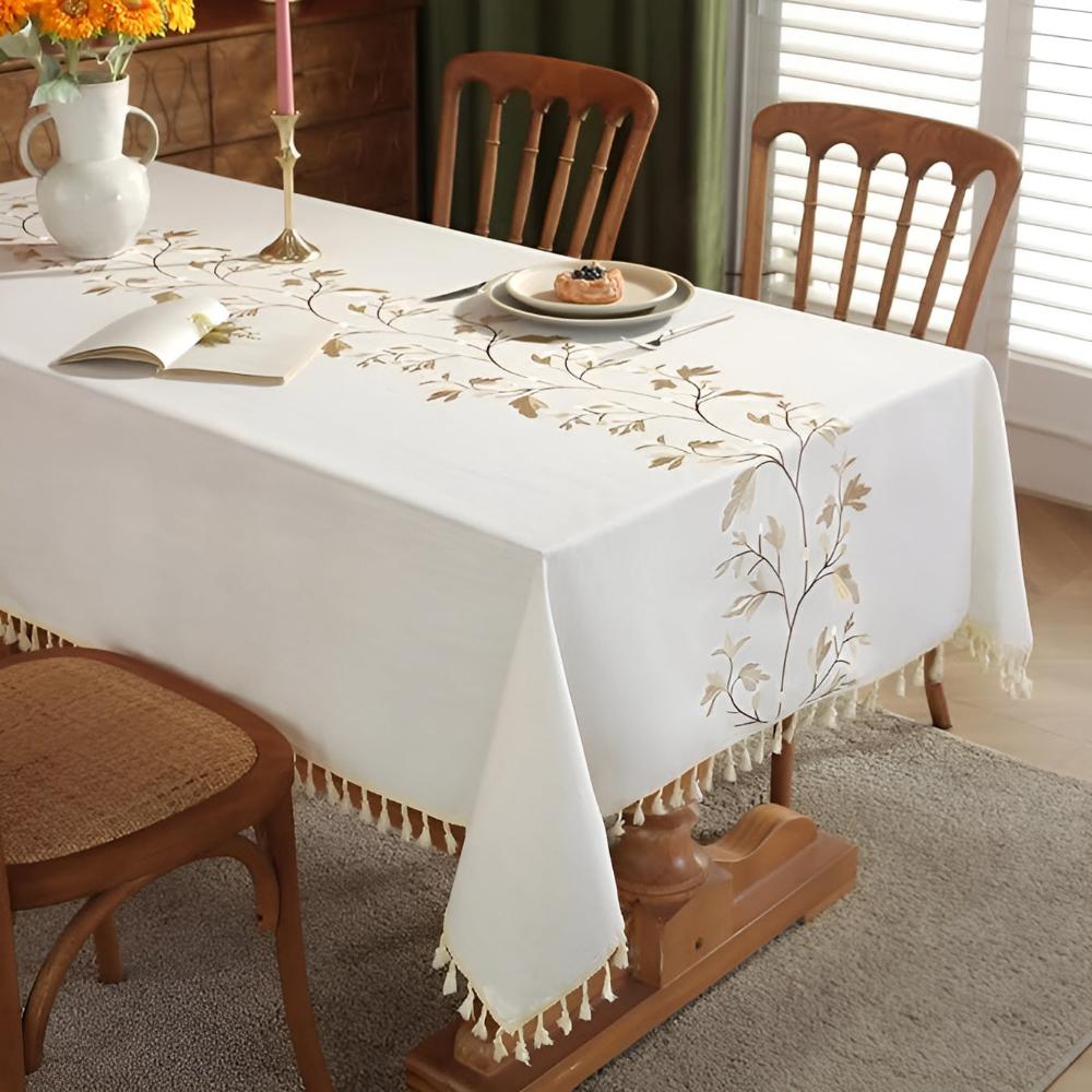 Broderet duk med blomster og dusker