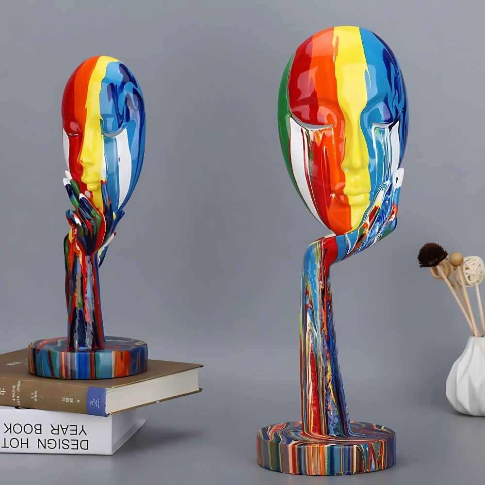 Fargerik kunstskulptur av kvinnelig tenker