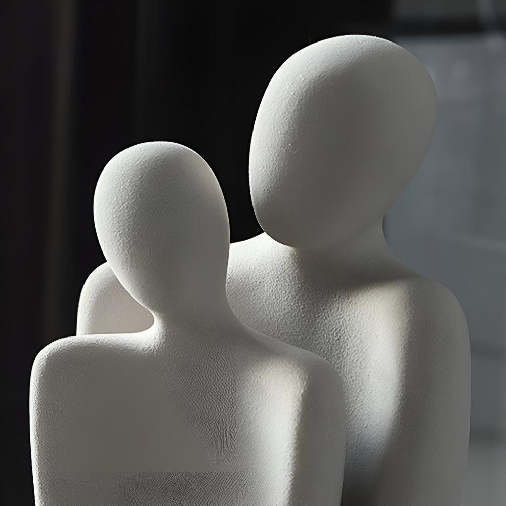 Romantisk keramikkskulptur av par