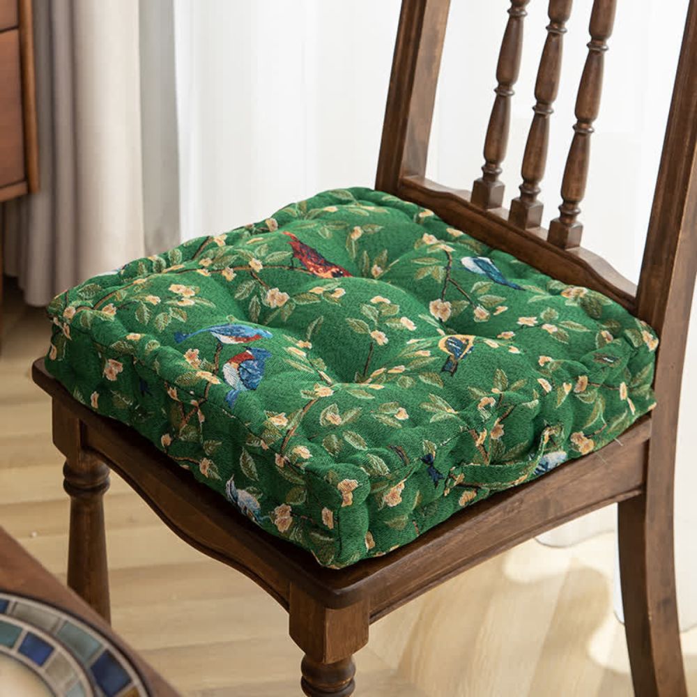 Pute med leken fugl og blad