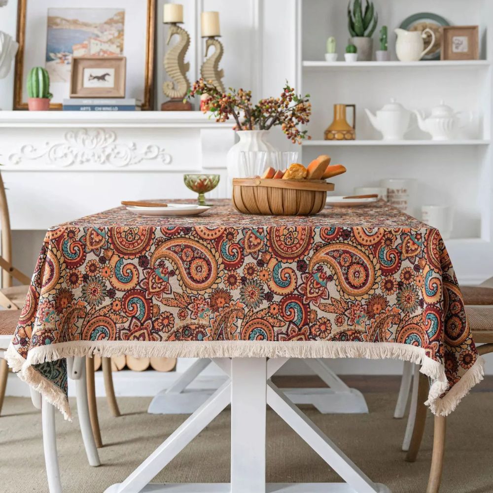 Duk med ravfarget paisley og dusker
