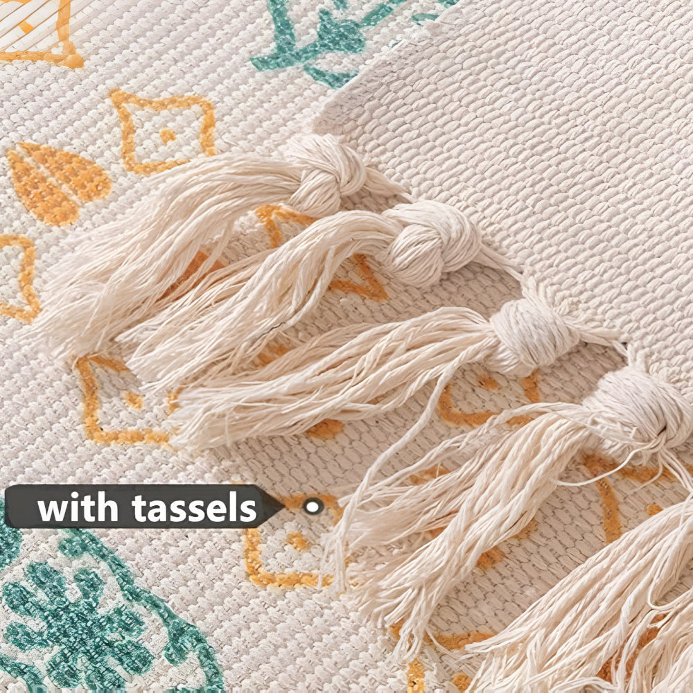 Beige teppe med tekstur, frynser og dusker