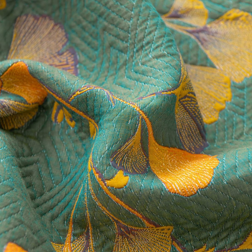 Vendbart sengeteppe med jacquard og ginkgoblader