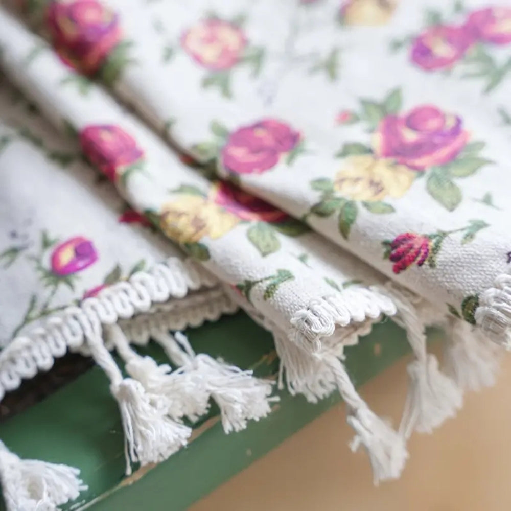 Myk bomullsgardin med blomster og dusker