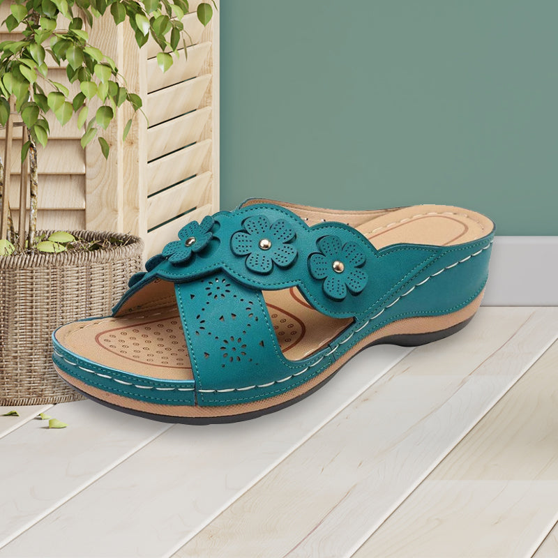 Ensfargede sandaler med blomster-design