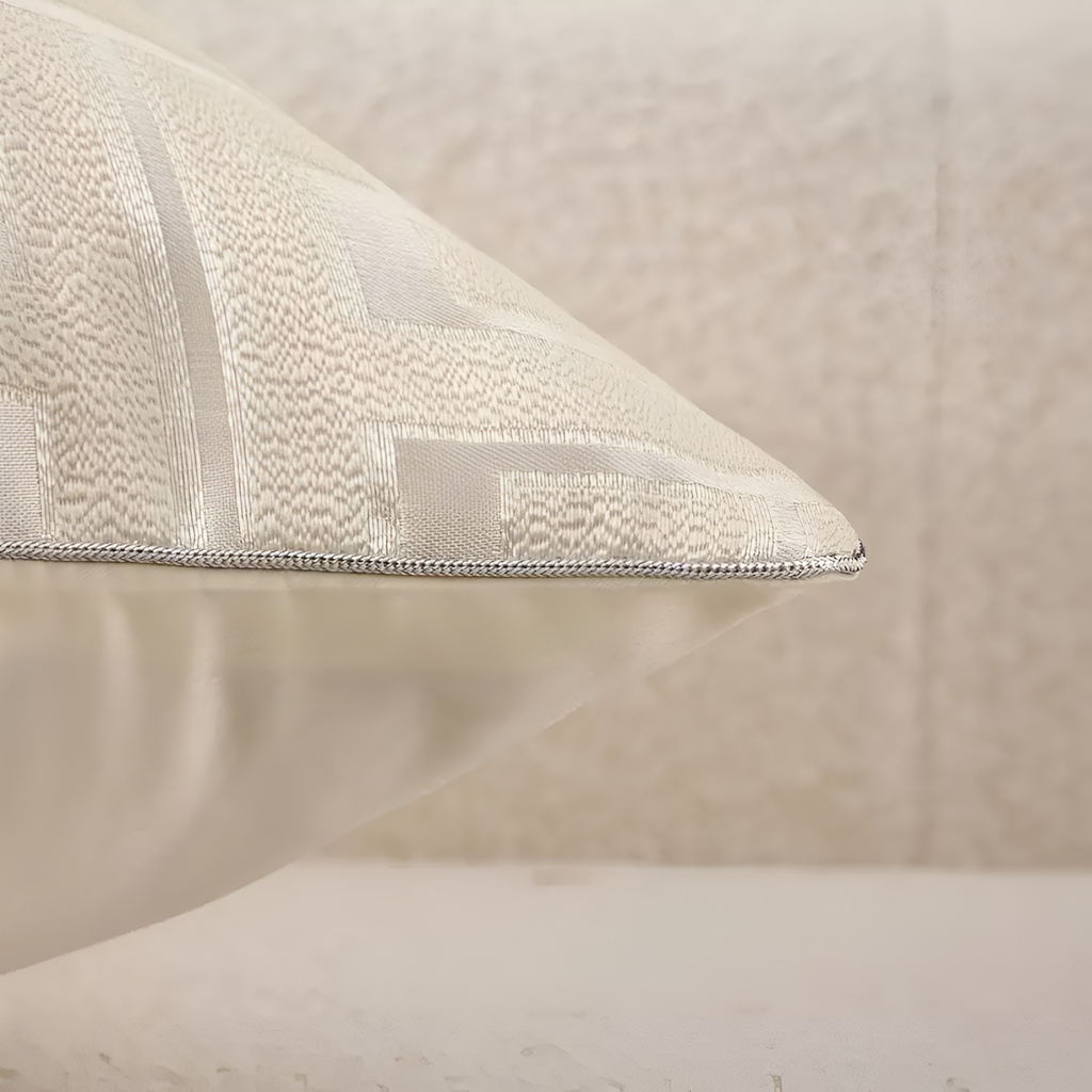 Luksuriøst putetrekk i geometrisk jacquard