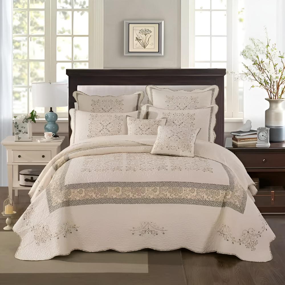 Elegant sengeteppe med broderi og patchwork