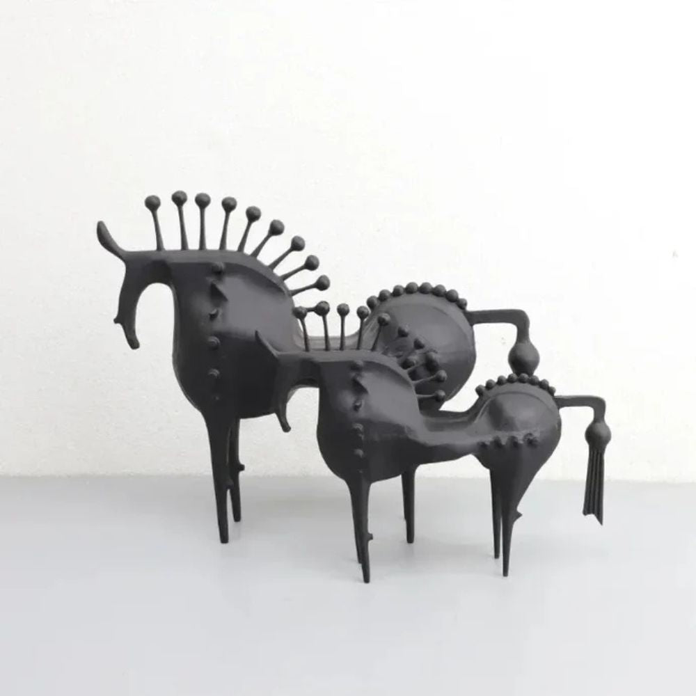Metallskulptur av svart hingst