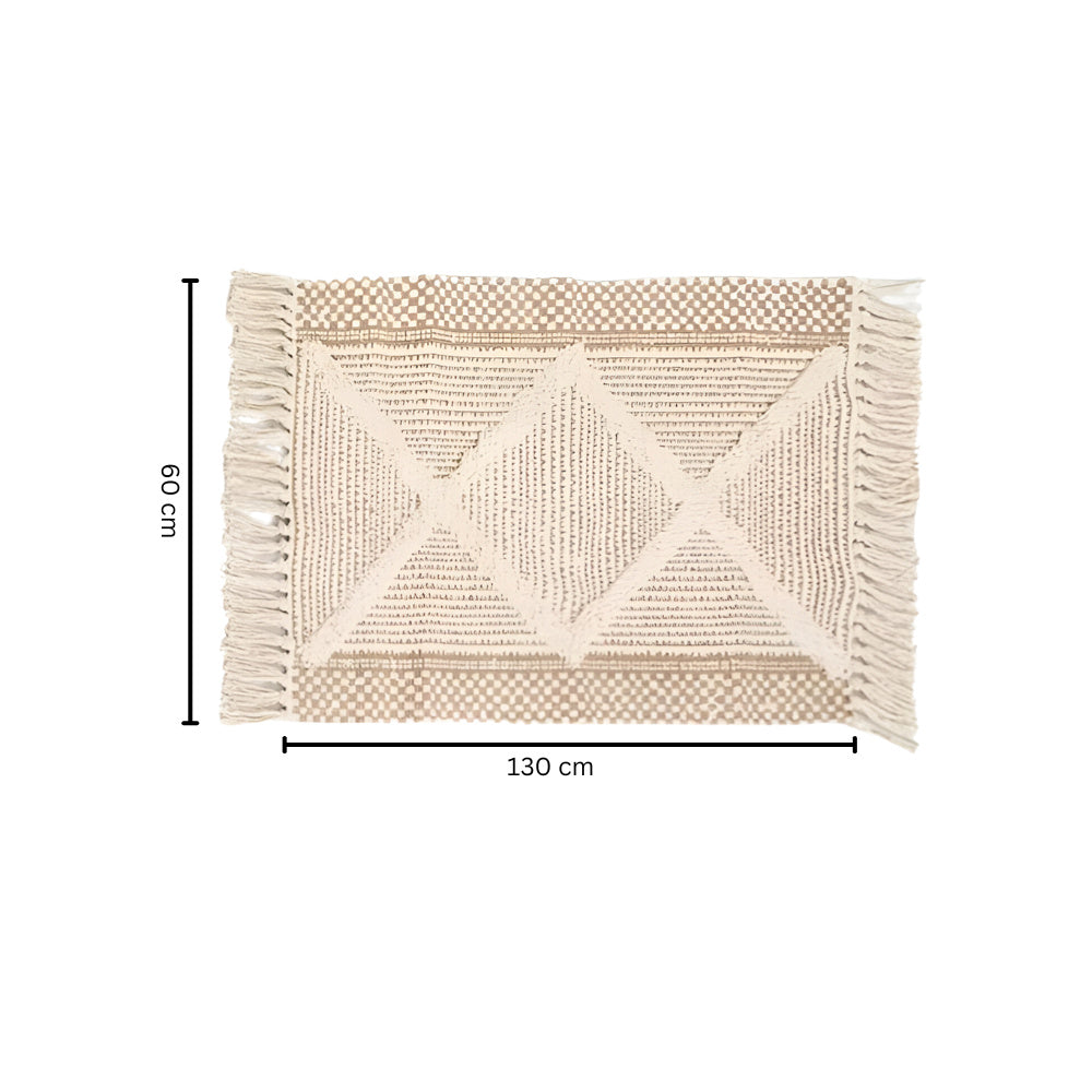Beige teppe med tekstur, frynser og dusker